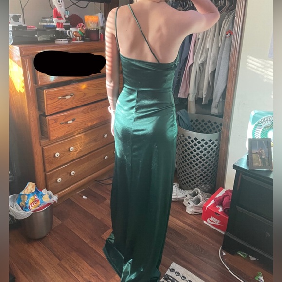Emerald green prom/hoco Windsor dress. - Picture 2 of 2